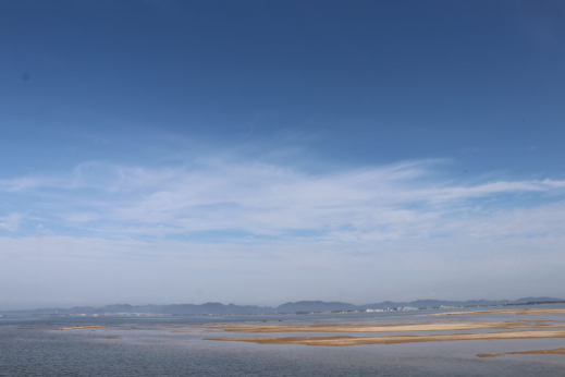 快晴の時の飯梨川河口の景色