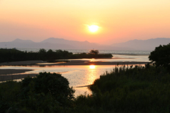 夕日を反射する飯梨川の景色