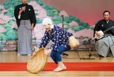 男性が踊るどじょうすくい踊り、男踊りの写真