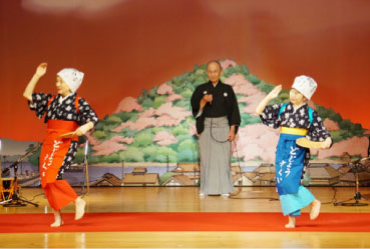 女性が踊るどじょうすくい踊り、女踊りの写真